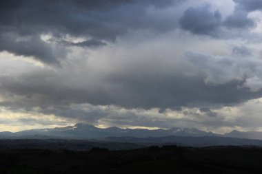 Bulutlu manzara, bulutlar her zaman şekil değiştirir gökyüzüne her zaman farklı görüntüler verir aynı yerde güzel kalırken.