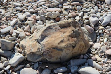Taşların tuhaf renkleri, doğa genellikle burada tuhaf ve güzel şeyler sunar. Kuru bir nehir yatağında zamanla aşınmış bir taş.