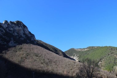 Dağlık arazi, en güzel ve en detaylı renkler ve şekiller arasında akşam burada en düşük ışıkla