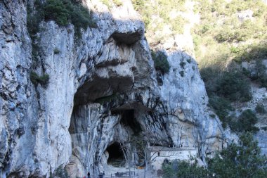 Tarihsel detaylar, burada Marche 'dayız tam olarak Genga' da ve dağlarda gizlenmiş dini bir bina Santa Maria Infra Saxa 'nın Hermitage bölgesinin en önemli turistik yerlerinden biridir.