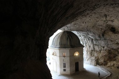 Tarihsel detaylar, burada Marche 'dayız tam olarak Genga' da ve dağlarda gizlenmiş dini bir bina Santa Maria Infra Saxa 'nın Hermitage bölgesinin en önemli turistik yerlerinden biridir.