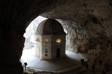 Tarihsel detaylar, burada Marche 'dayız tam olarak Genga' da ve dağlarda gizlenmiş dini bir bina Santa Maria Infra Saxa 'nın Hermitage bölgesinin en önemli turistik yerlerinden biridir.