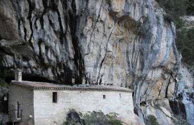 Tarihsel detaylar, burada Marche 'dayız tam olarak Genga' da ve dağlarda gizlenmiş dini bir bina Santa Maria Infra Saxa 'nın Hermitage bölgesinin en önemli turistik yerlerinden biridir.