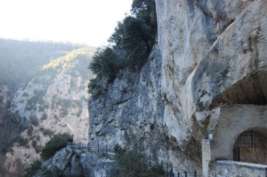 Tarihsel detaylar, burada Marche 'dayız tam olarak Genga' da ve dağlarda gizlenmiş dini bir bina Santa Maria Infra Saxa 'nın Hermitage bölgesinin en önemli turistik yerlerinden biridir.