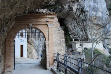 Tarihsel detaylar, burada Marche 'dayız tam olarak Genga' da ve dağlarda gizlenmiş dini bir bina Santa Maria Infra Saxa 'nın Hermitage bölgesinin en önemli turistik yerlerinden biridir.