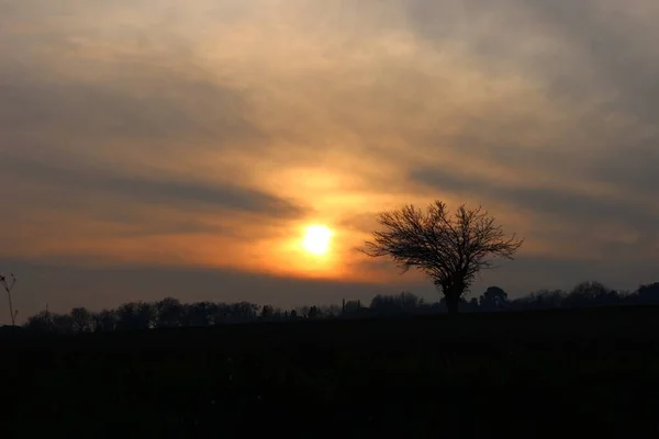 Sonnenaufgang Und Sonnenuntergang Haben Mehr Oder Weniger Die Gleichen Farben — Stockfoto