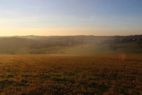 Şafağın şekilleri ve renkleri, gökyüzünün renkleri arasında, bulutlar ve güneş, özel detaylarla dolu en güzel şafak.