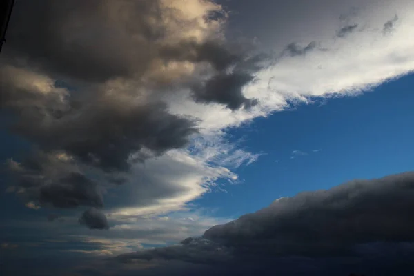 Bulutlu manzara, bulutlar her zaman şekil değiştirir gökyüzüne her zaman farklı görüntüler verir aynı yerde güzel kalırken.
