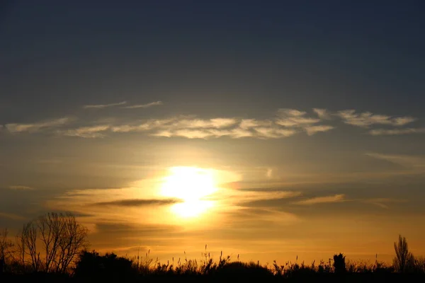 夜明けの形と色 雲と太陽の色の中で最も美しい夜明けの特別な詳細がいっぱいです — ストック写真