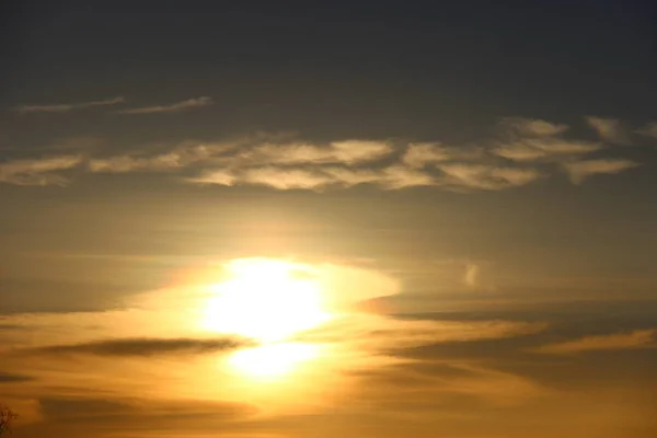Formas Cores Amanhecer Entre Cores Céu Nuvens Sol Mais Bela — Fotografia de Stock