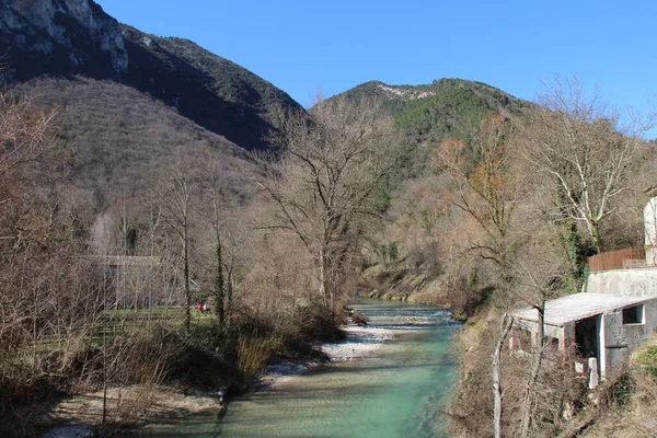 Dağlık arazi, en güzel ve en detaylı renkler ve şekiller arasında akşam burada en düşük ışıkla
