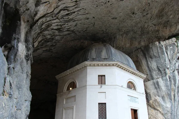 stock image Historical details, here we are in the Marche precisely in Genga and a religious building hidden in the mountains is one of the main tourist attractions of the area Hermitage of Santa Maria Infra Saxa also called Tempio del Valadier