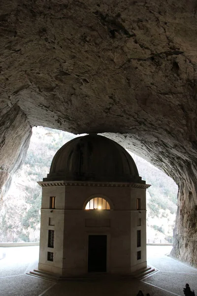 Tarihsel detaylar, burada Marche 'dayız tam olarak Genga' da ve dağlarda gizlenmiş dini bir bina Santa Maria Infra Saxa 'nın Hermitage bölgesinin en önemli turistik yerlerinden biridir.