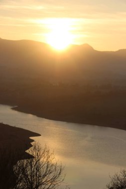 Gün batımına doğru, akşama doğru güzel renklerle dolu özel detaylarla dolu bir an. Renkler ve yansımalar arasında bir manzara.
