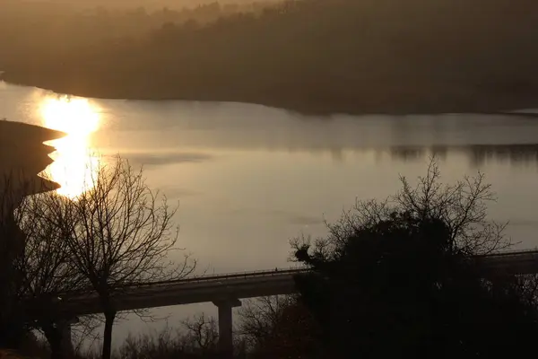 Gün batımına doğru, akşama doğru güzel renklerle dolu özel detaylarla dolu bir an. Renkler ve yansımalar arasında bir manzara.