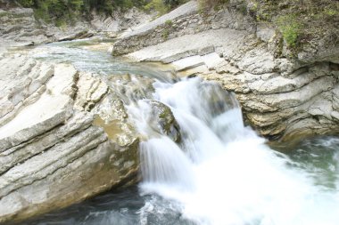 Küçük ve büyük doğal şelaleler, bu güzel doğa her zaman toprak anaya özel görüntüler sunar.