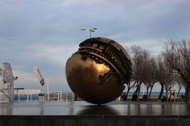 Deniz kenarındaki bir fıskiyenin ortasındaki sanat eseri herkese açıktır ve sanatçı tarafından Pesaro belediyesine bağışlanmıştır.