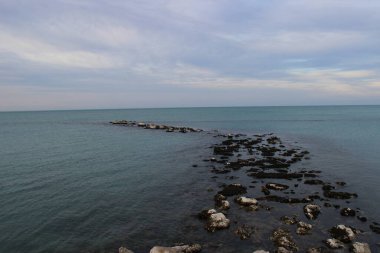 Şekil ve detay, akşam renklerinin güzelliği. Güneş, ayrıntılar ve belirli şekiller arasında yavaşça geceye dönüşüyor.