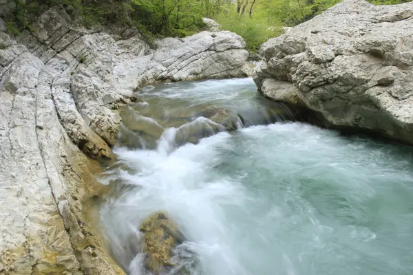 Küçük ve büyük doğal şelaleler, bu güzel doğa her zaman toprak anaya özel görüntüler sunar.