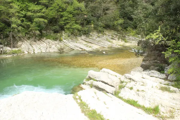 Küçük ve büyük doğal şelaleler, bu güzel doğa her zaman toprak anaya özel görüntüler sunar.
