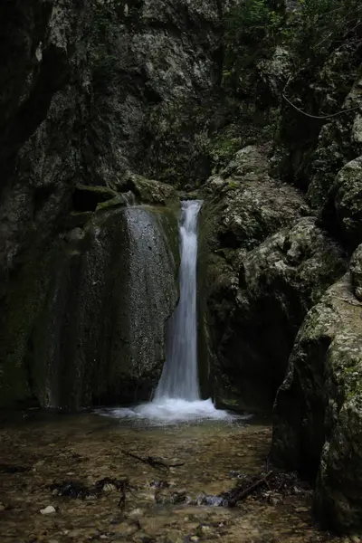 Küçük ve büyük doğal şelaleler, bu güzel doğa her zaman toprak ananın daldığı özel manzaralar sunar.