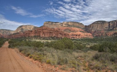 Sinagua halkı M.S. 650 civarında Arizona 'ya geldi. Yaban bitkileri ve hayvanlarla beslenen çiftçi insanlardı.