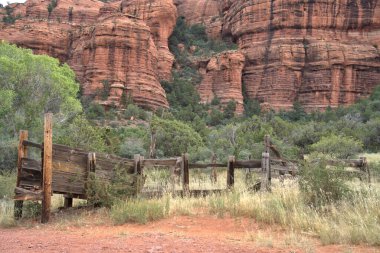 Sinagua halkı M.S. 650 civarında Arizona 'ya geldi. Yaban bitkileri ve hayvanlarla beslenen çiftçi insanlardı.