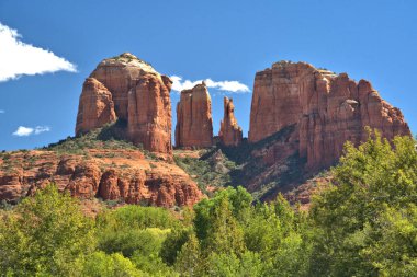 Sedona, Arizona 'da Red Rock Crossing' deki Katedral Rock öğleden sonraki renklerini gösteriyor.