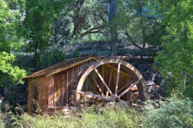 Tarihi su çarkı, Hilal Ay Piknik Alanı 'nda değirmen, Sedona, Arizona.