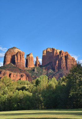Sedona, Arizona 'da Red Rock Crossing' deki Katedral Rock öğleden sonraki renklerini gösteriyor.