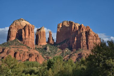 Sedona, Arizona 'da Red Rock Crossing' deki Katedral Rock öğleden sonraki renklerini gösteriyor.