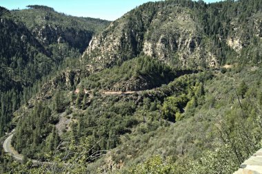 Otomobiller bir dağ geçidinde durup yaz inşaatını bekledi.
