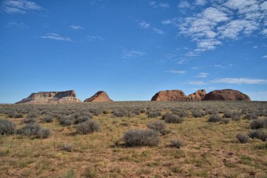Utah Çölü 'nün bu ikonik bölümünü ayıran ikonik kaya oluşumları, kum taşı birikintileri ve jeolojik yükselmeyle oluşmuş ve yıllar süren rüzgar ve suyla şekillenen Rocky Dağı atalarının aşınmış kalıntılarıdır..