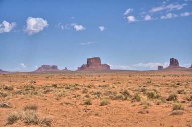 Monument Valley 'deki ziyaretçi merkezinden Mitten Buttes' ın dünyaca ünlü panoramasını görebilirsiniz.