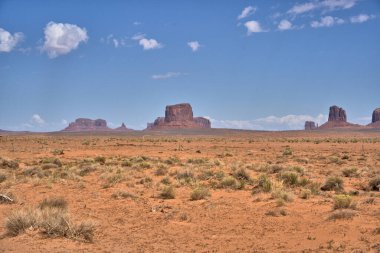 Monument Valley 'deki ziyaretçi merkezinden Mitten Buttes' ın dünyaca ünlü panoramasını görebilirsiniz.