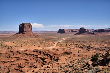 Monument Valley 'deki ziyaretçi merkezinden Mitten Buttes' ın dünyaca ünlü panoramasını görebilirsiniz.