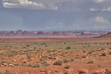 Monument Valley 'deki ziyaretçi merkezinden Mitten Buttes' ın dünyaca ünlü panoramasını görebilirsiniz.