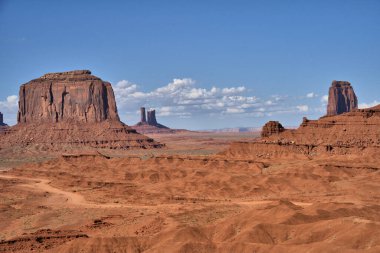 Monument Valley, 17 millik döngü yolunun turistlere ve ailelerine sunacağı çok şey var.