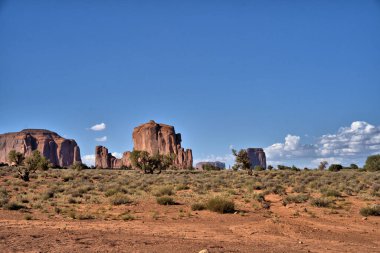 Monument Valley, 17 millik döngü yolunun turistlere ve ailelerine sunacağı çok şey var.