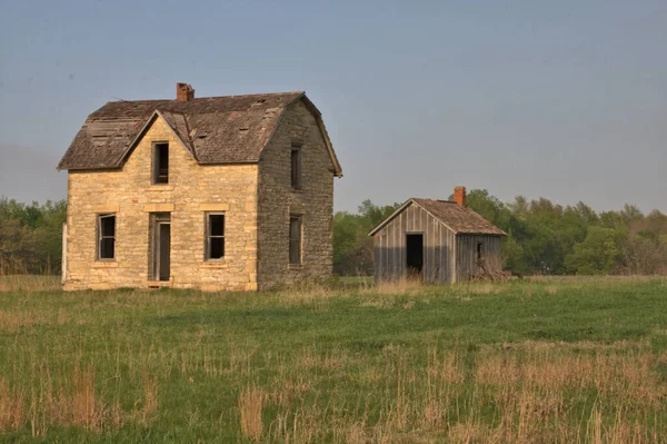 Mészkő Otthon Elhagyatott Egy Kansas Farm Területén Napnyugta Fénye Sárga — Stock Fotó