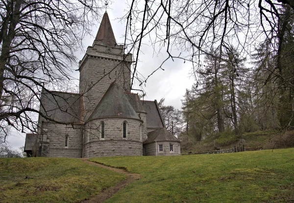 Landschapsbeeld Aan Achterkant Van Crathie Kirk Church Schotland — Stockfoto