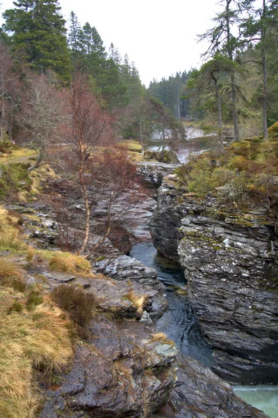 Kayalık Araziyi Çevreleyen Bahar Renkleriyle Skoç Nehrinden Aşağı Akan — Stok fotoğraf