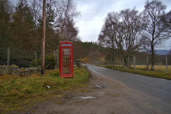 Красная Британская Телефонная Будка Отдаленной Шотландии Прежнему Доступна Использования Вдоль — стоковое фото