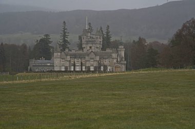 Balmoral Kalesi 'nin tepesinde ağaç tepeleriyle çevrili bir kule.