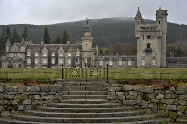 İskoçya 'nın yağmurlu manzarasındaki Balmoral Kalesi manzarası