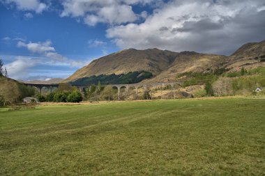 Birkaç Harry Potter filminde yer alan 21 kemerli, kıvrımlı 1901 demiryolu viyadükü.