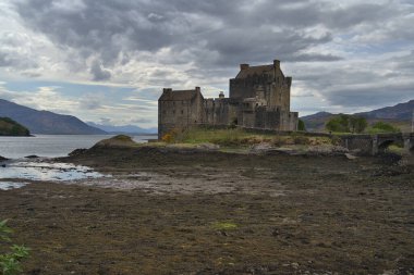 Eilean Donan Kalesi 13. yüzyıla dayanıyor.