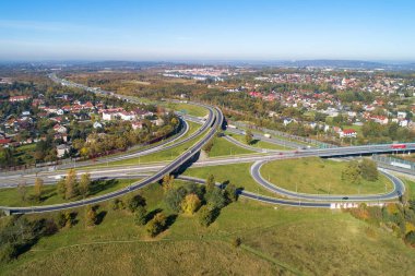 Otoyol çok katlı. A4 uluslararası otoyolunda Zakopianka çok şeritli karayolu ve demiryolu ile spagetti kavşağı. Polonya, Krakow çevresindeki otoyolun bir parçası. Hava görünümü. 