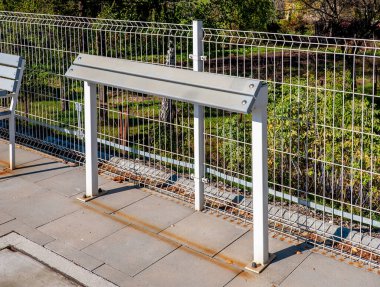 Eğik bank veya meyilli bar (henüz bilinen bir isim yok) - tren istasyonları, otobüs veya tramvay duraklarında geleneksel bankın yeni modern yenisi. Yağmurdan ya da çiğ tanesinden sonra daha hızlı kurur