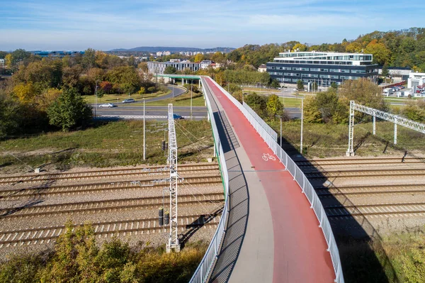 波兰克拉科夫的铁路和城市高速公路上有自行车道和人行横道的人行桥 空中景观 — 图库照片